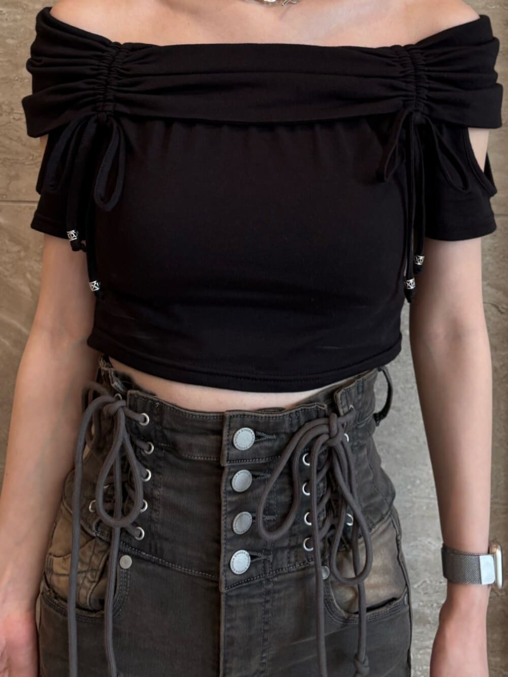 ブラック系のTシャツ/カットソー、グレー系のデニムパンツ、ブラック系のサンダルを着用したレディースの夏コーディネートの5枚目の写真