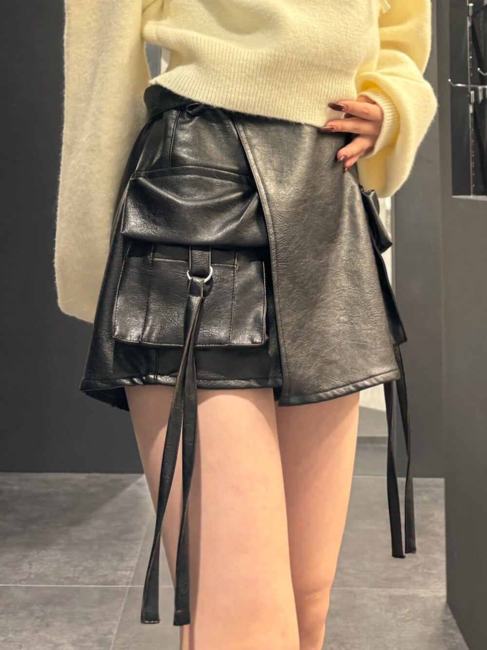 ブラック系のその他パンツ、ブラック系のブーツ、ホワイト系のパーカーを着用したレディースの冬コーディネートの5枚目の写真