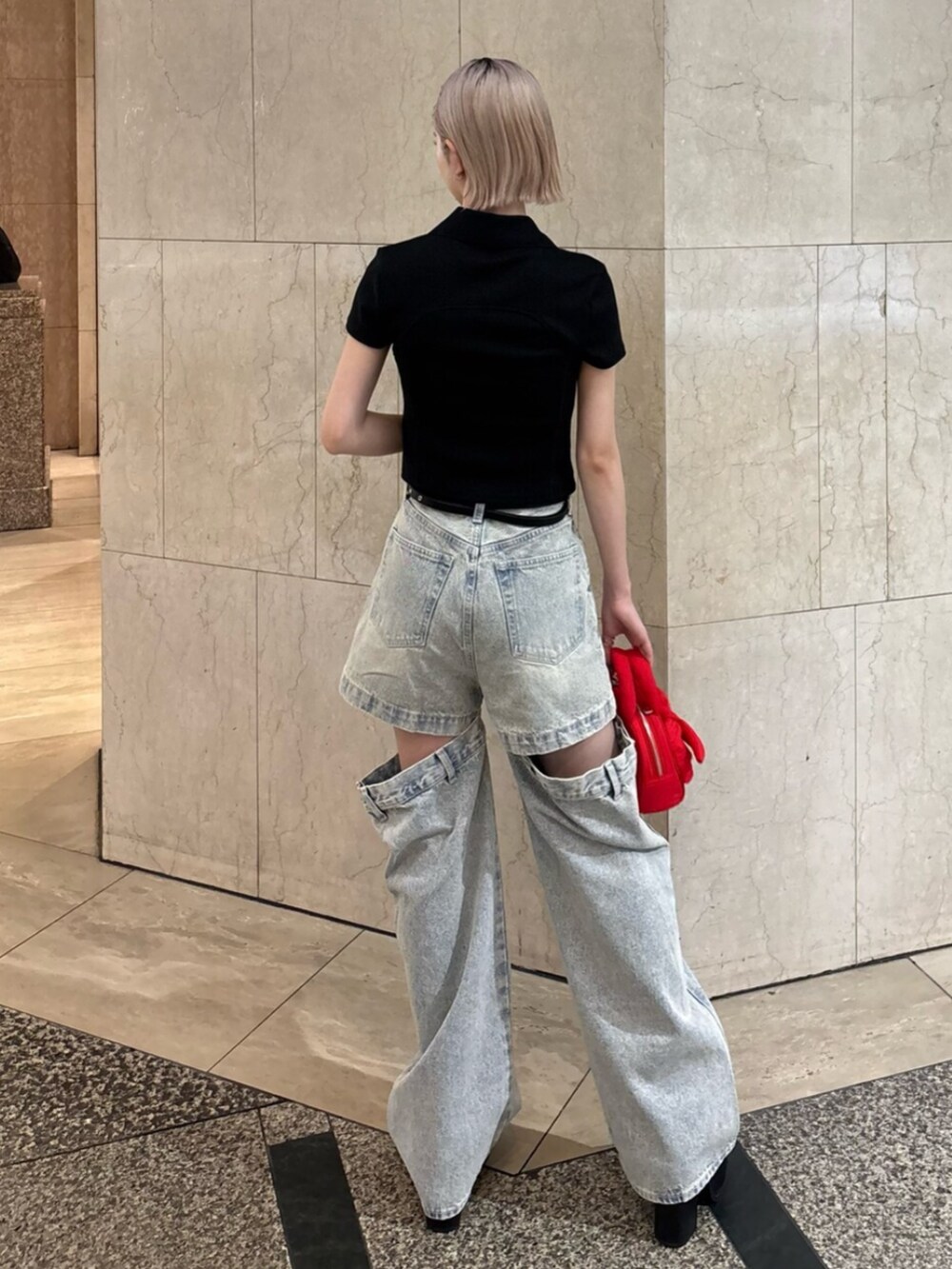 ブラック系のサンダル、レッド系のハンドバッグ、ブラック系のTシャツ/カットソーを着用したレディースの夏コーディネートの4枚目の写真