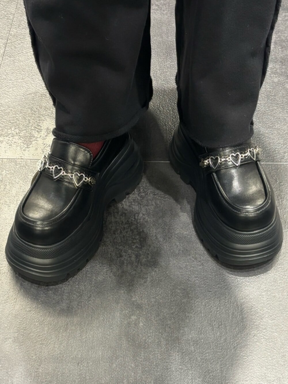 ブラック系のローファー、ブルー系のニット/セーター、ブラック系のスウェットパンツを着用したレディースの冬コーディネートの5枚目の写真