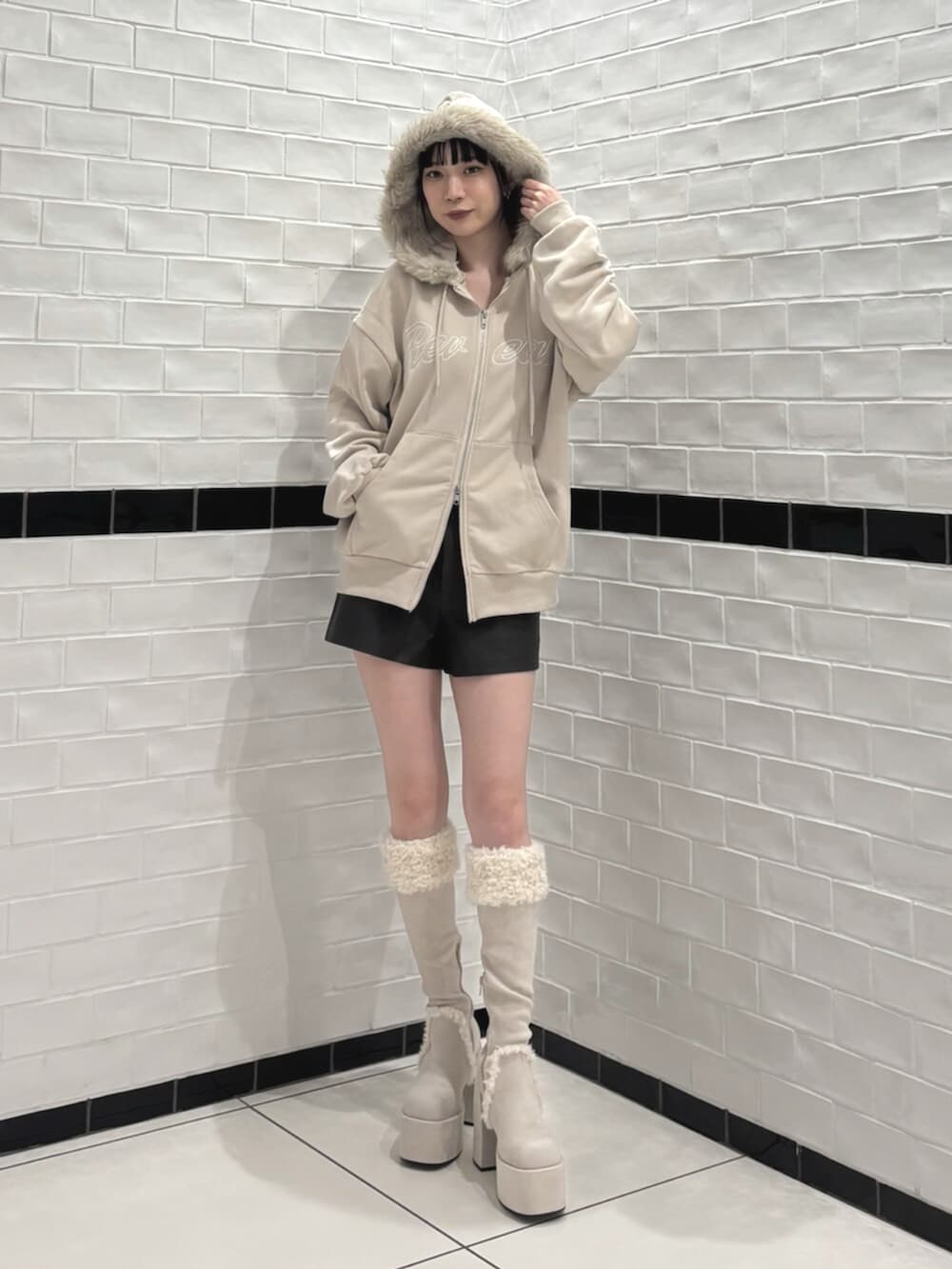 ホワイト系のブーツ、ブラウン系のその他パンツ、ベージュ系のパーカーを着用したレディースの秋コーディネートの4枚目の写真