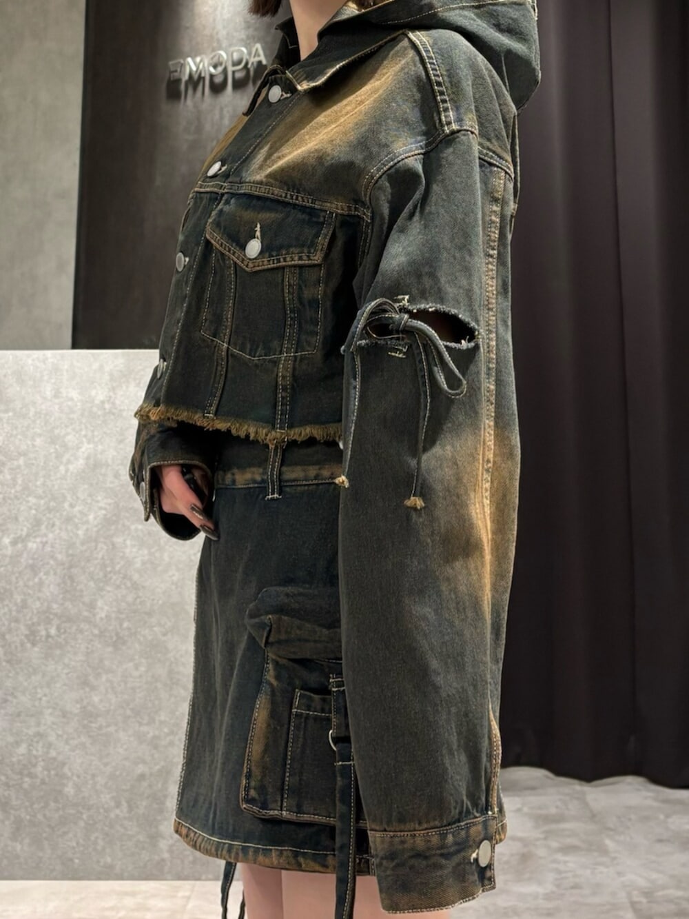 ブラック系のブーツ、ブルー系のデニムジャケット、ブルー系のその他パンツを着用したレディースの冬コーディネートの6枚目の写真