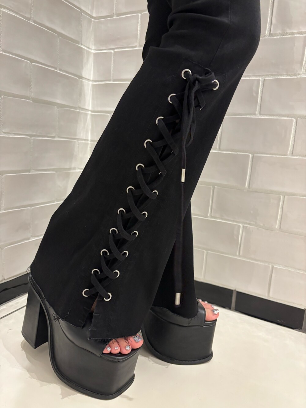 ピンク系のTシャツ/カットソー、ブラック系のデニムパンツ、ブラック系のサンダルを着用したレディースの夏コーディネートの6枚目の写真