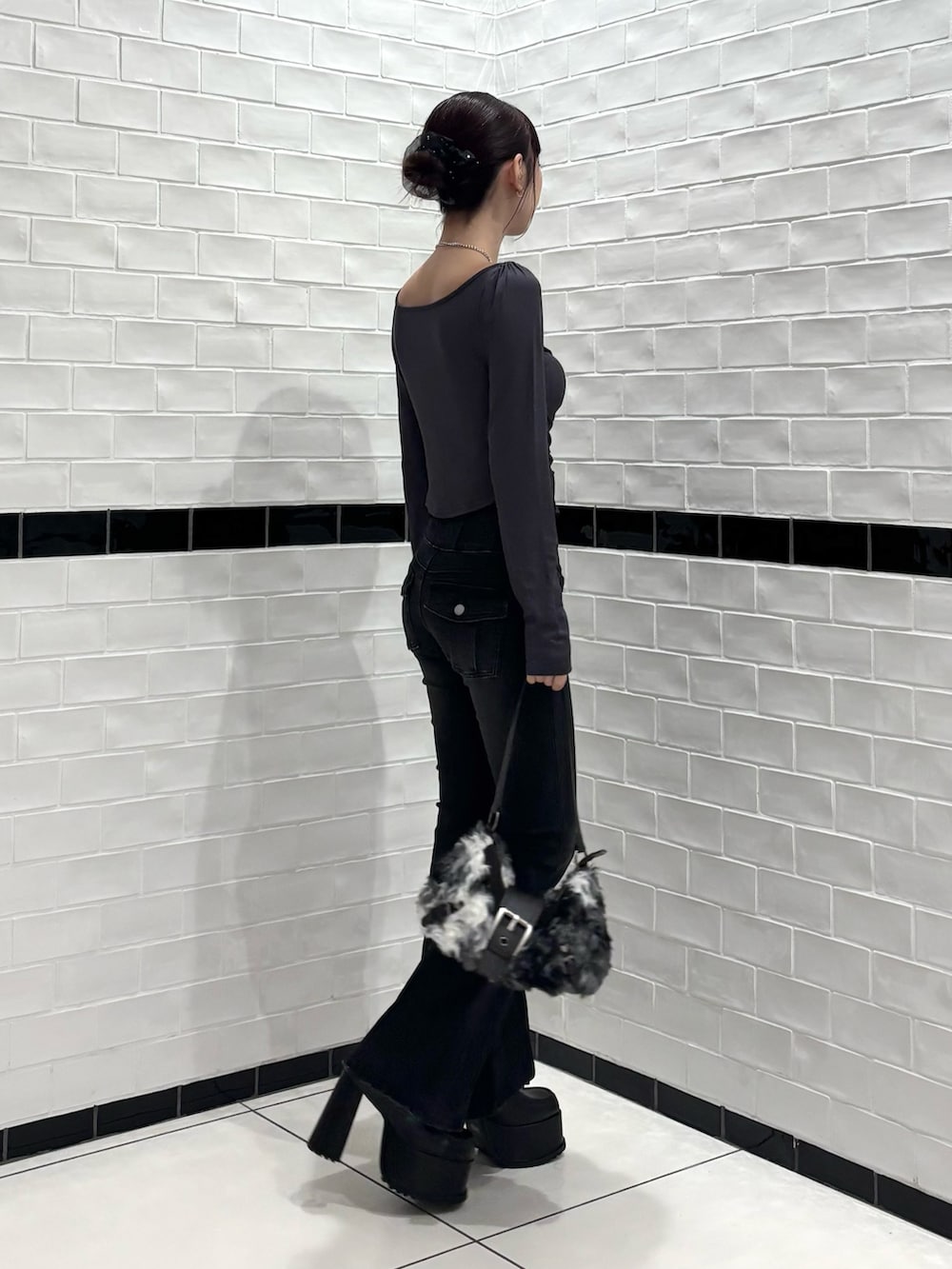 グレー系のTシャツ/カットソー、ブラック系のデニムパンツ、ブラック系のローファーを着用したレディースの秋コーディネートの2枚目の写真