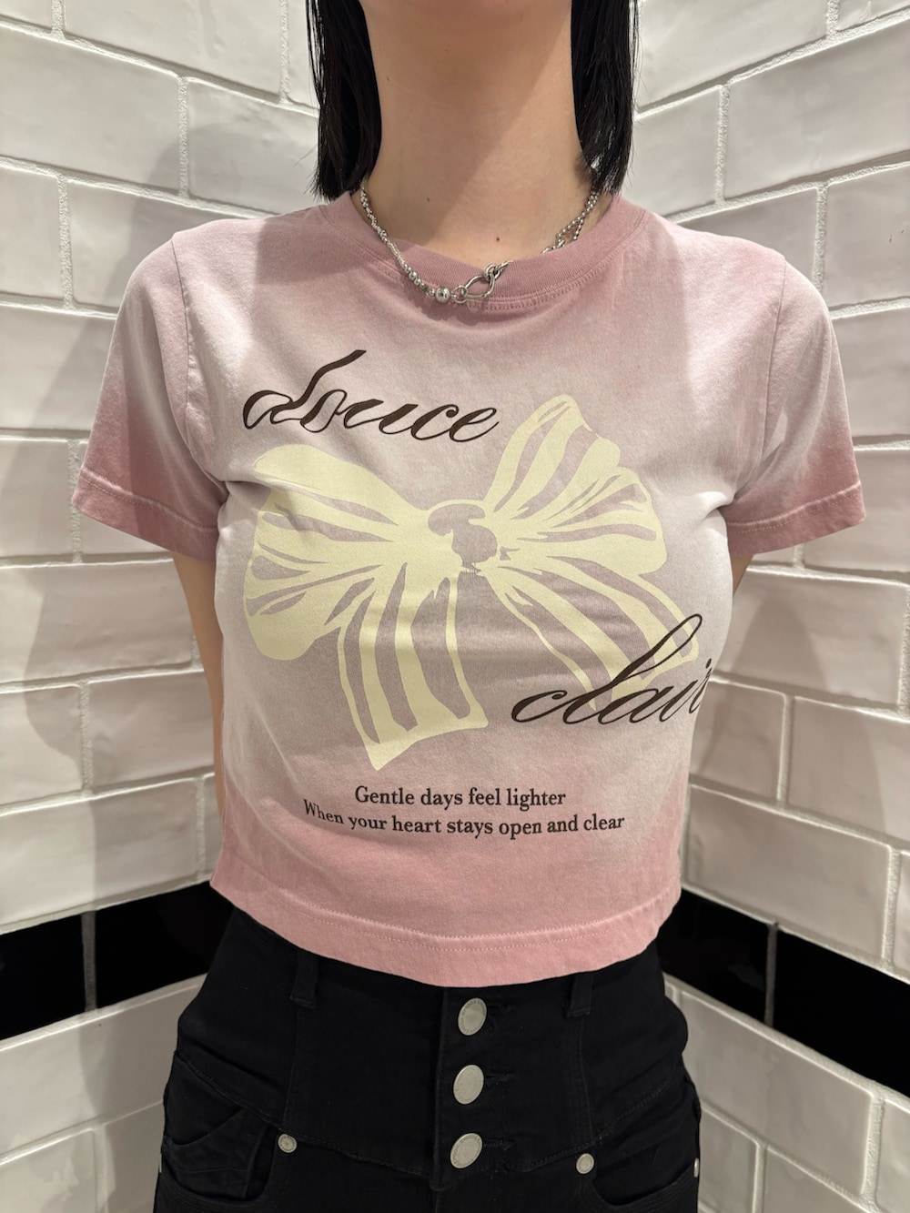 ピンク系のTシャツ/カットソー、ブラック系のデニムパンツ、ブラック系のサンダルを着用したレディースの夏コーディネートの4枚目の写真