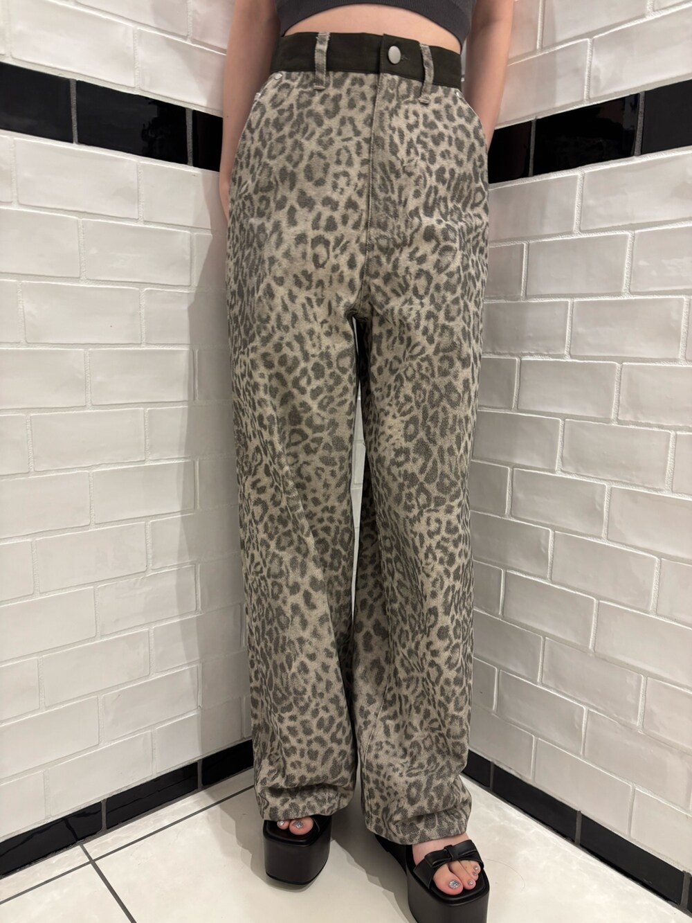 ベージュ系のその他パンツ、ブラック系のサンダル、ブラック系のハンドバッグを着用したレディースの夏コーディネートの6枚目の写真