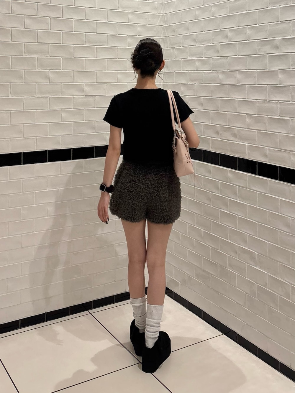 ブラック系のニット/セーター、グレー系のその他パンツ、ブラック系のスリッポンを着用したレディースの夏コーディネートの3枚目の写真