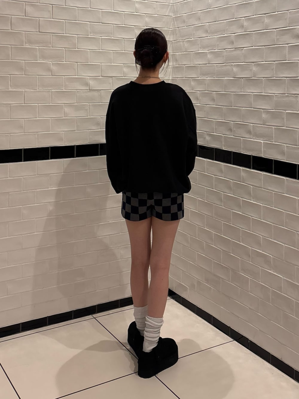 ブルー系のその他パンツ、ブラック系のスリッポン、ブラック系のスウェットを着用したレディースの秋コーディネートの3枚目の写真