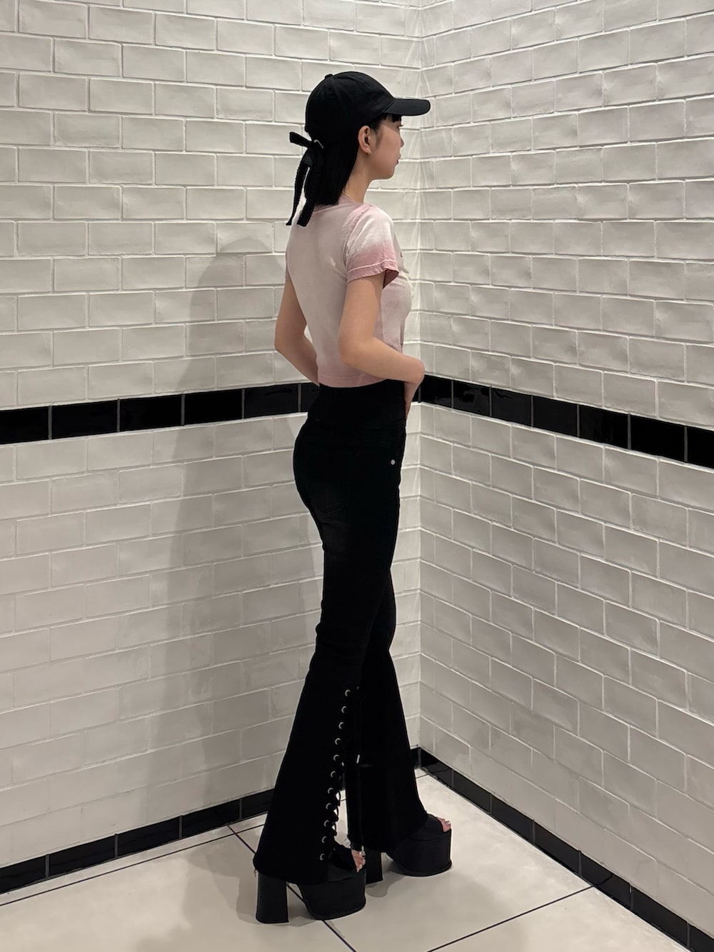 ピンク系のTシャツ/カットソー、ブラック系のデニムパンツ、ブラック系のサンダルを着用したレディースの夏コーディネートの2枚目の写真