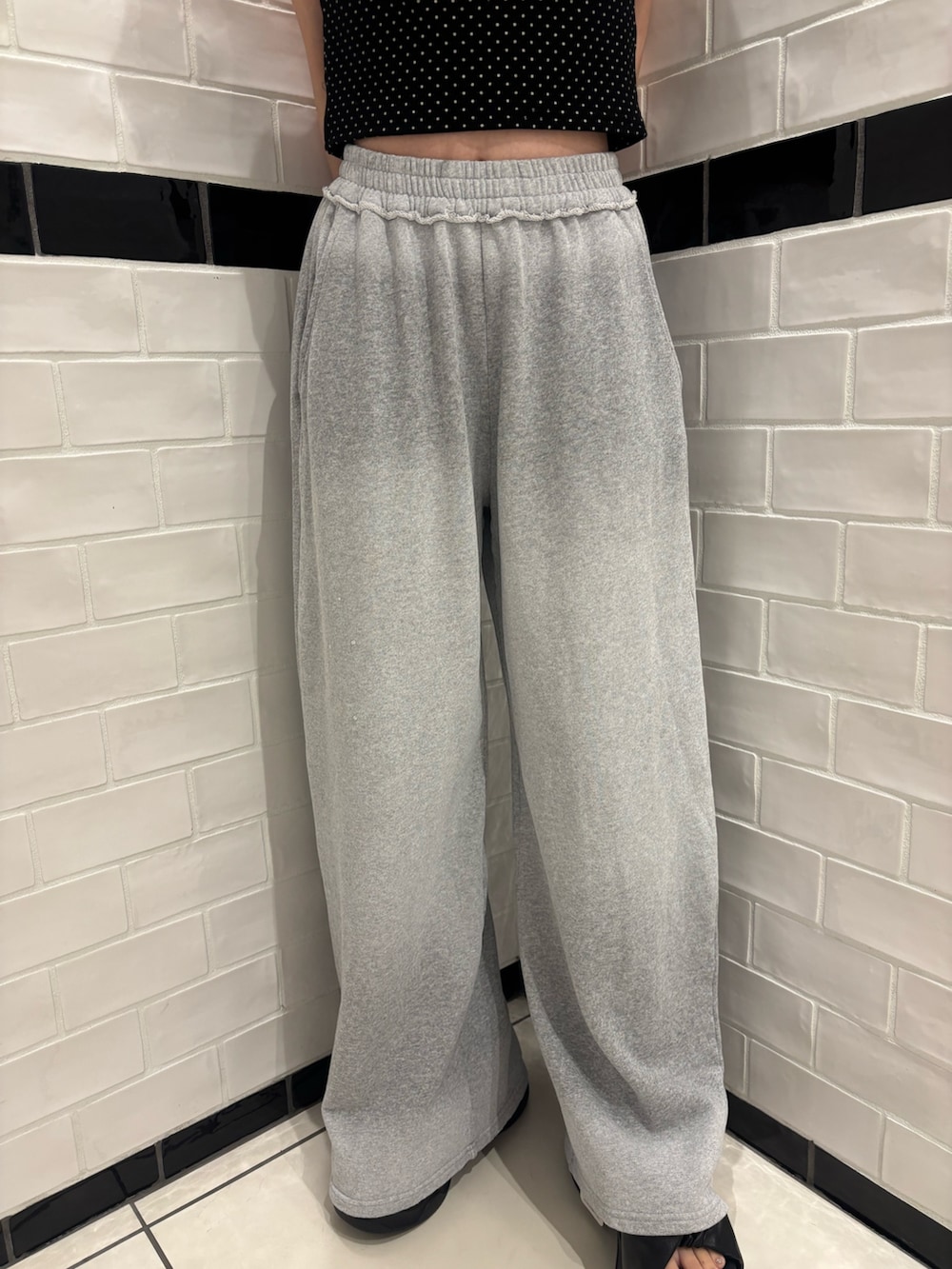 その他のタンクトップ、グレー系のスウェットパンツ、ブラック系のサンダルを着用したレディースの夏コーディネートの5枚目の写真