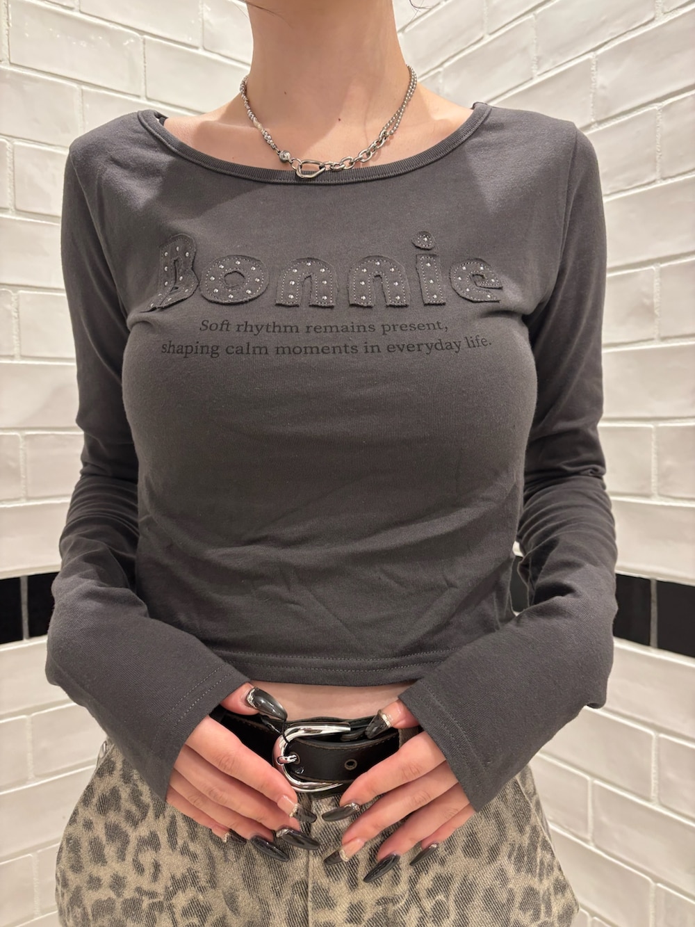 グレー系のTシャツ/カットソー、ベージュ系のその他パンツ、ブラック系のブーツを着用したレディースの夏コーディネートの4枚目の写真
