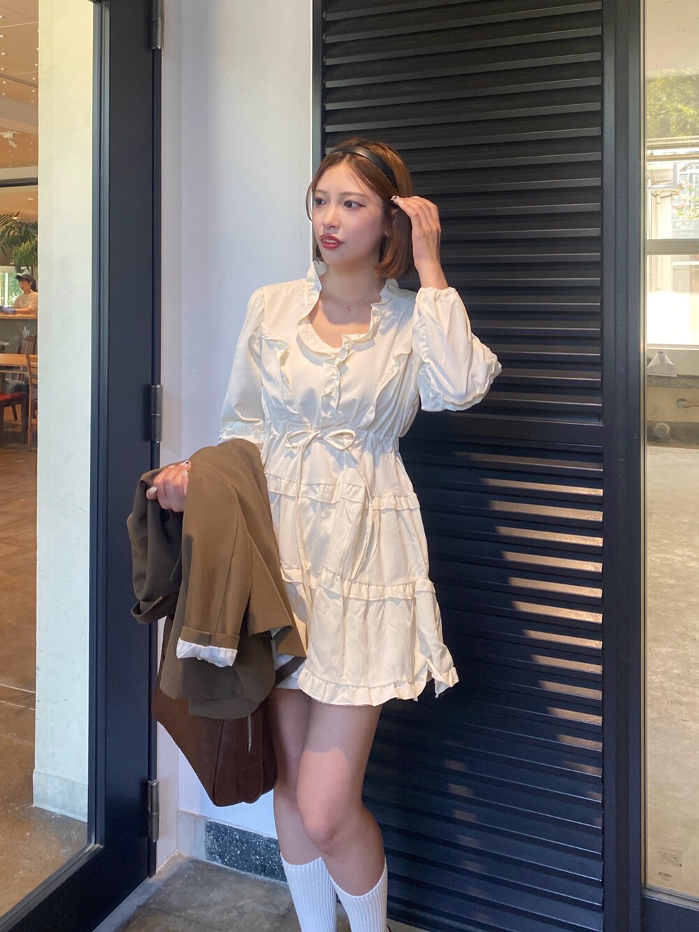 ホワイト系のワンピースを着用したレディースの夏コーディネートの3枚目の写真