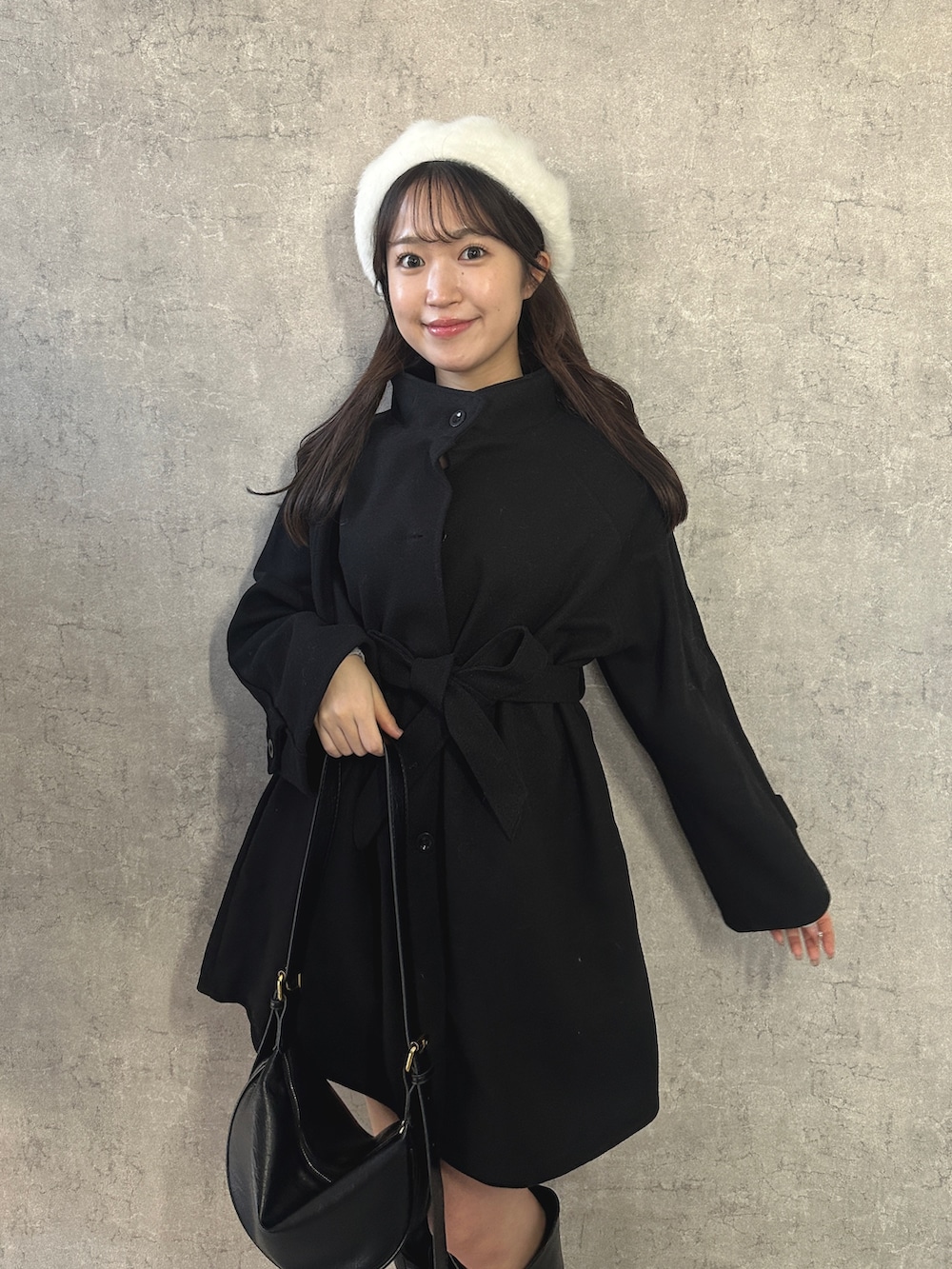 ブラック系のダウンジャケット/コートを着用したレディースの冬コーディネートの2枚目の写真