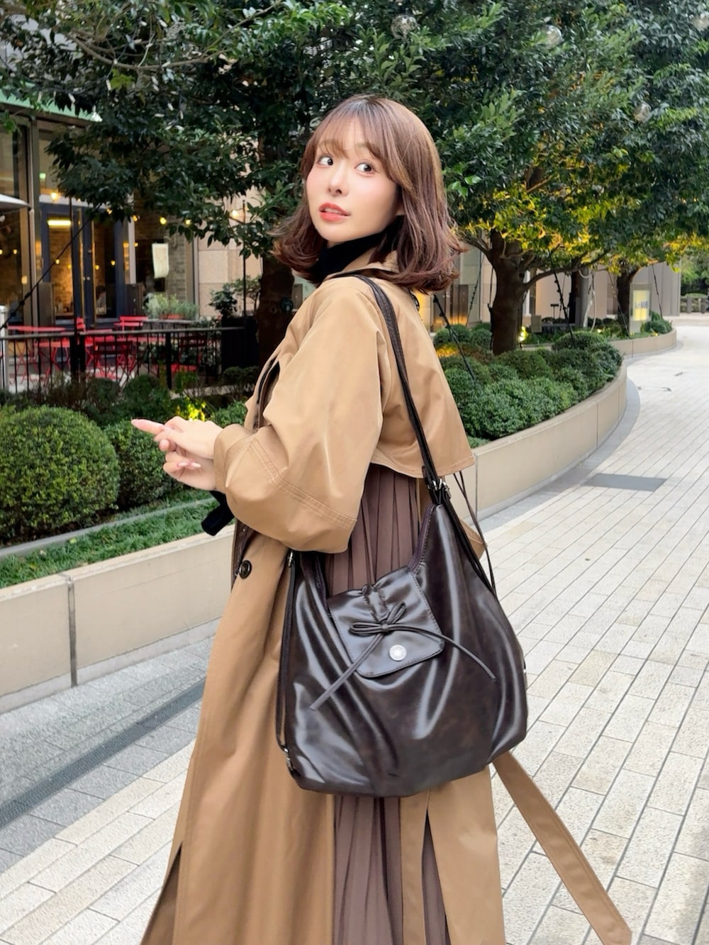 ブラウン系のショルダーバッグを着用したレディースの秋コーディネートの4枚目の写真