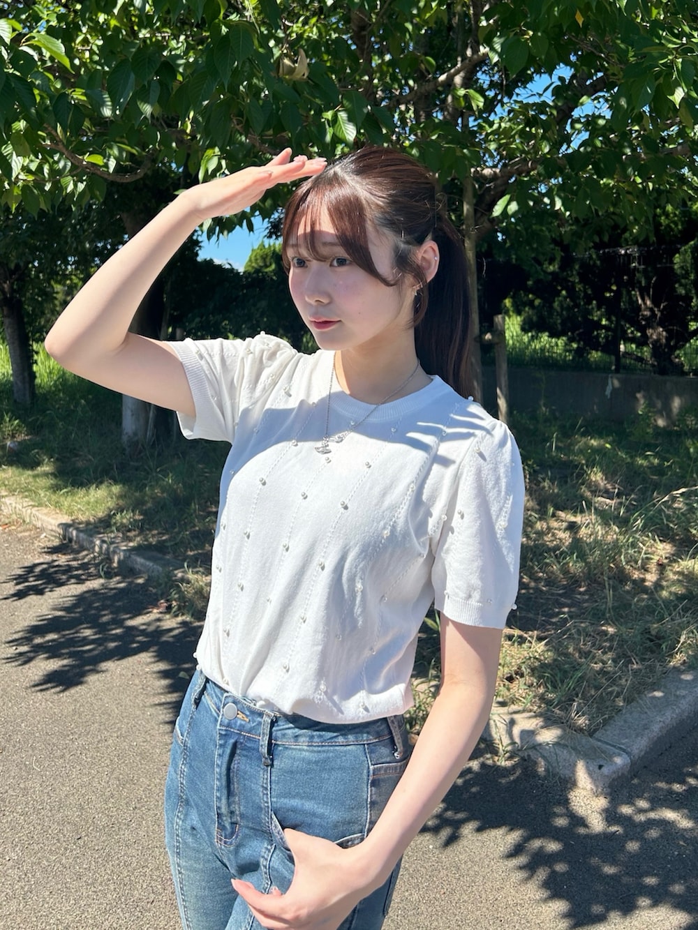 ホワイト系のニット/セーターを着用したレディースの夏コーディネートの2枚目の写真