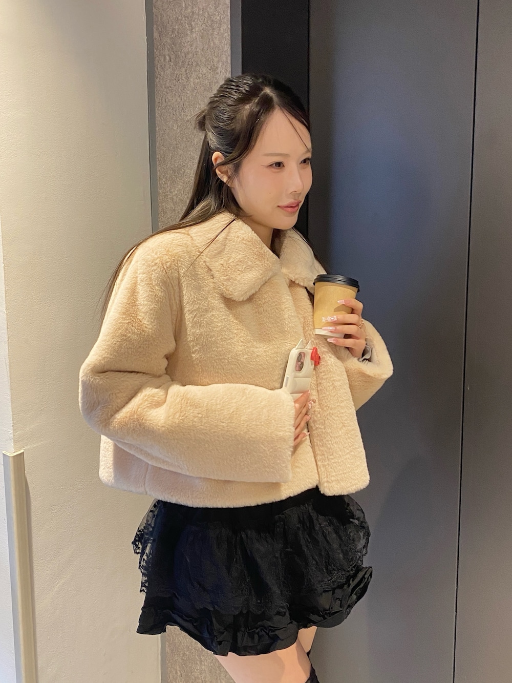 ベージュ系のブルゾンを着用したレディースの冬コーディネートの2枚目の写真