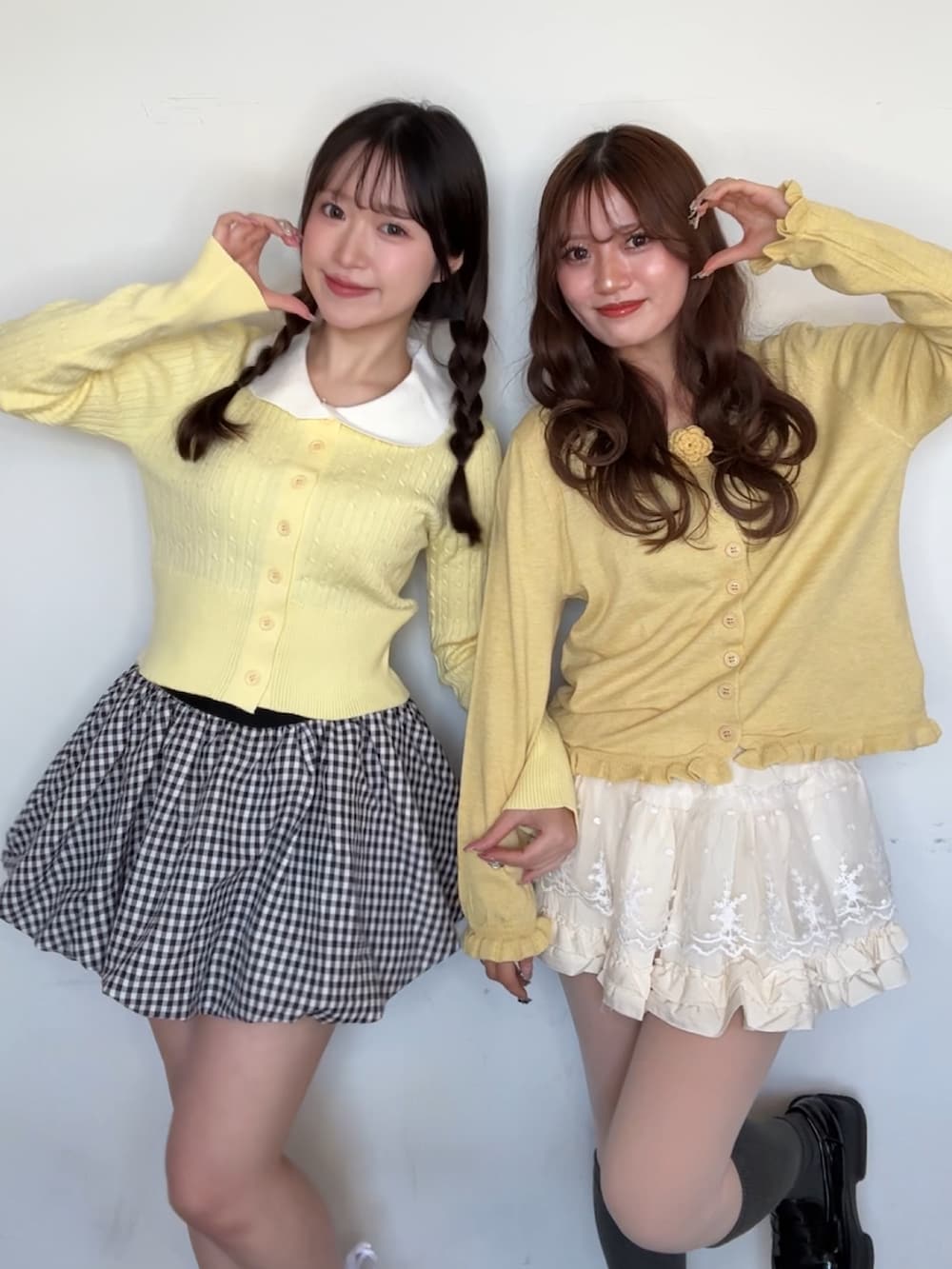 ホワイト系のスカート、ブラック系のスカートを着用したレディースの冬コーディネートの2枚目の写真