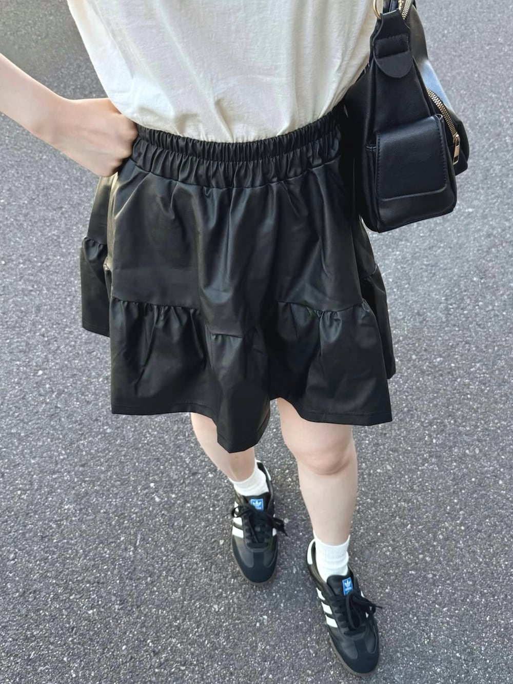 ブラック系のスカートを着用したレディースの秋コーディネートの2枚目の写真