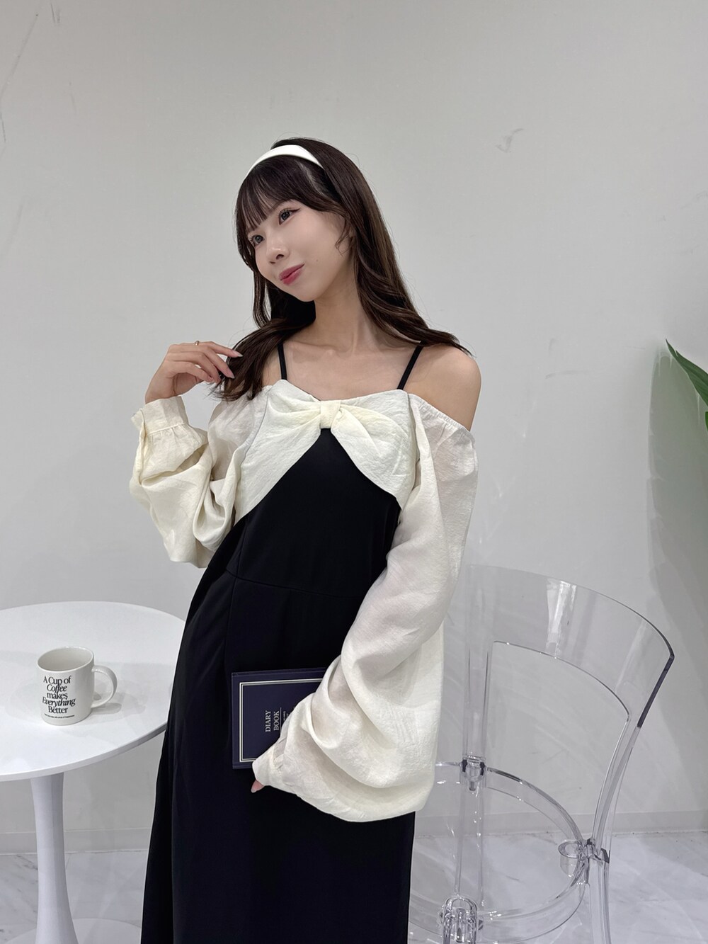 ブラック系のワンピースを着用したレディースの秋コーディネートの2枚目の写真