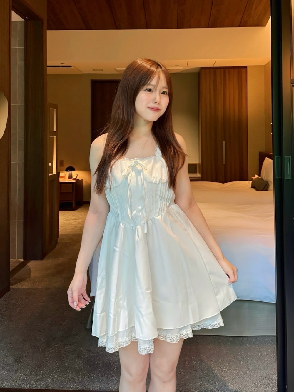 ホワイト系のワンピースを着用したレディースの夏コーディネートの2枚目の写真