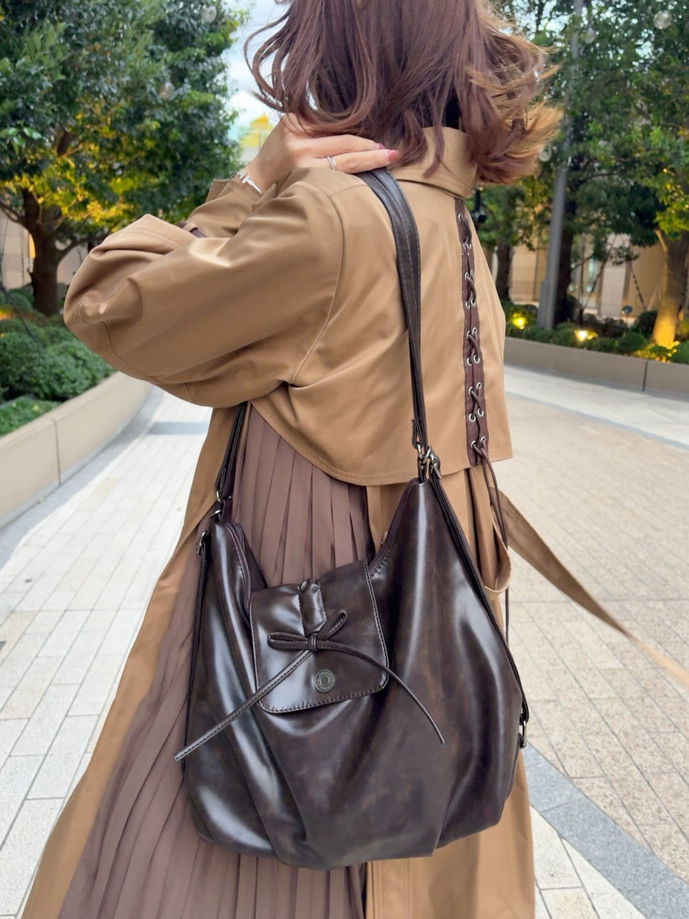 ブラウン系のショルダーバッグを着用したレディースの秋コーディネートの3枚目の写真