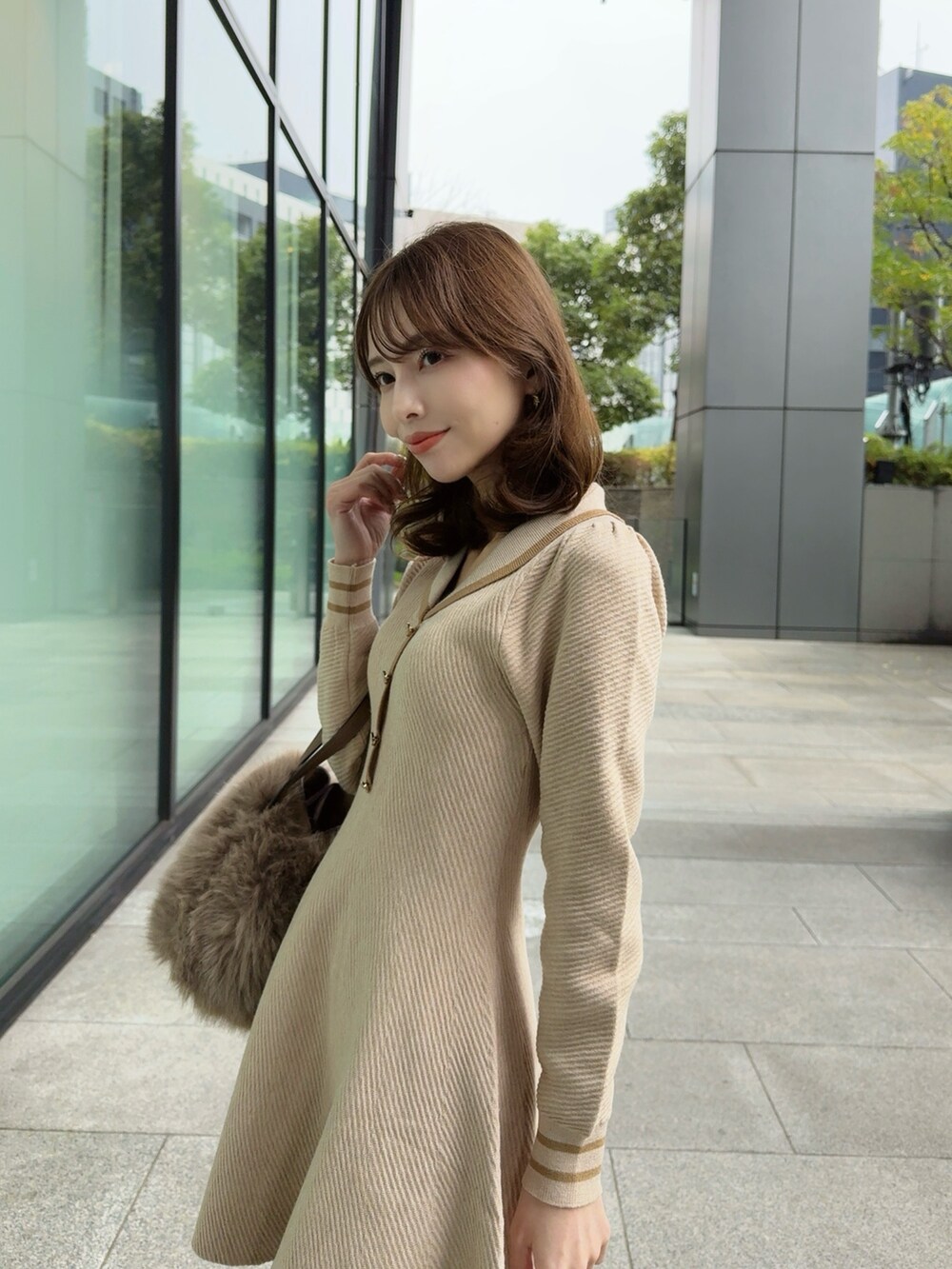 ベージュ系のワンピースを着用したレディースの冬コーディネートの3枚目の写真