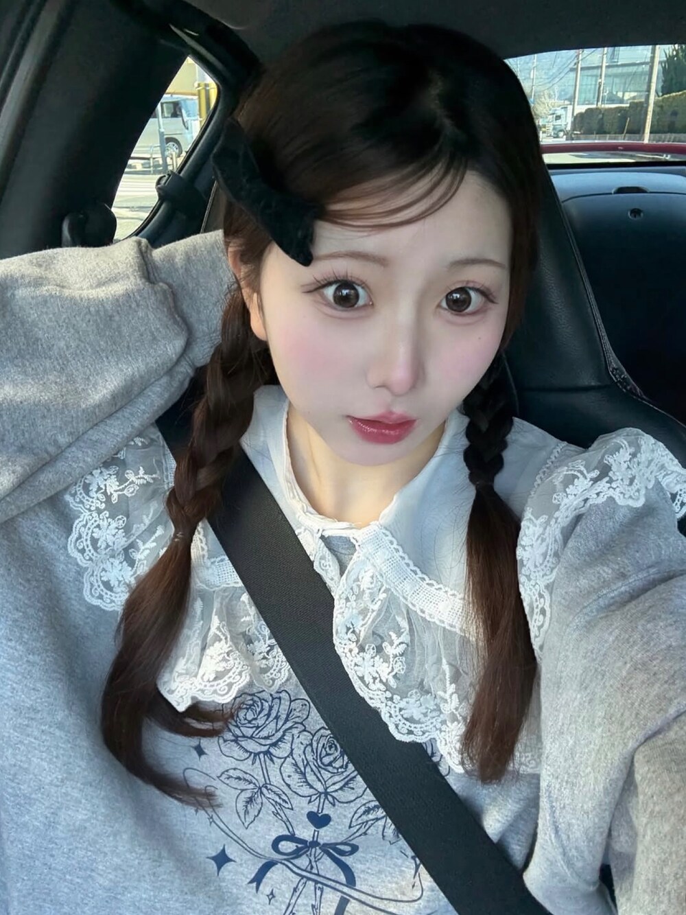 グレー系のスウェットを着用したレディースの冬コーディネートの2枚目の写真