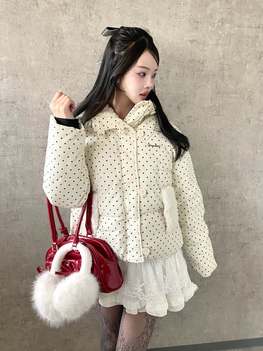 ホワイト系のダウンジャケット/コートを着用したレディースの冬コーディネートの2枚目の写真