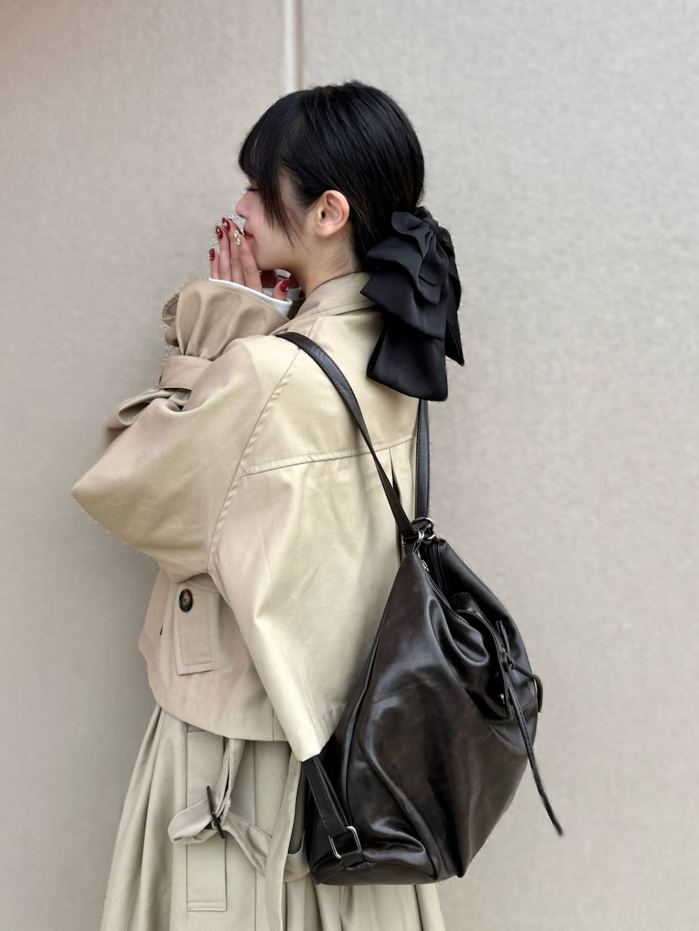 ブラウン系のショルダーバッグを着用したレディースの秋コーディネートの3枚目の写真