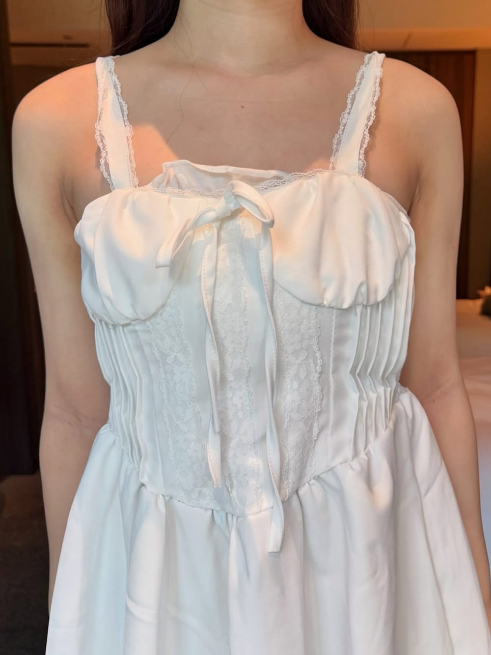 ホワイト系のワンピースを着用したレディースの夏コーディネートの3枚目の写真