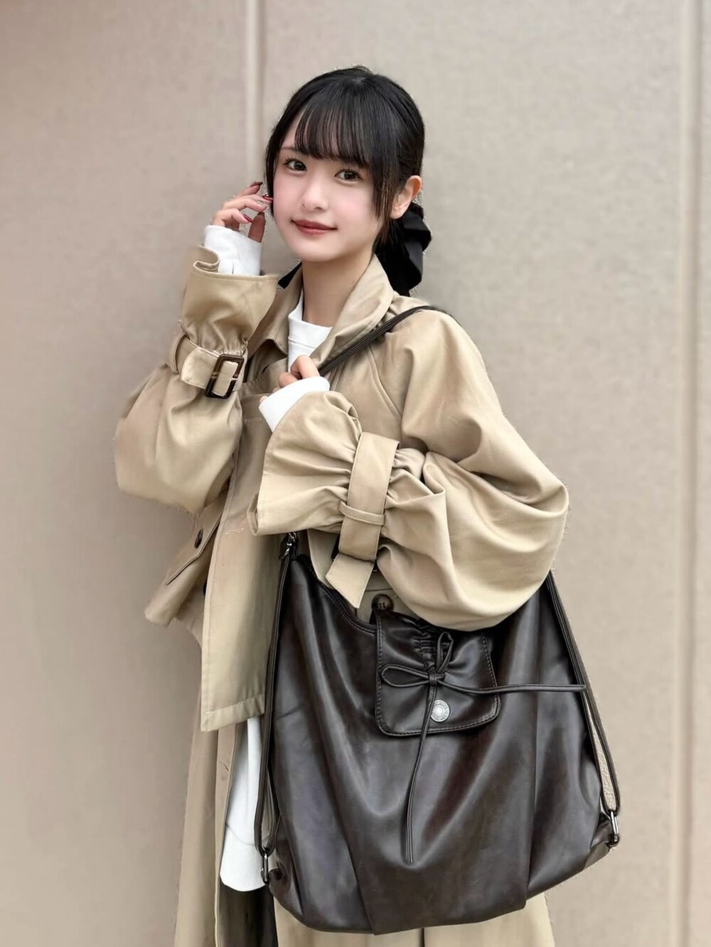 ブラウン系のショルダーバッグを着用したレディースの秋コーディネートの4枚目の写真