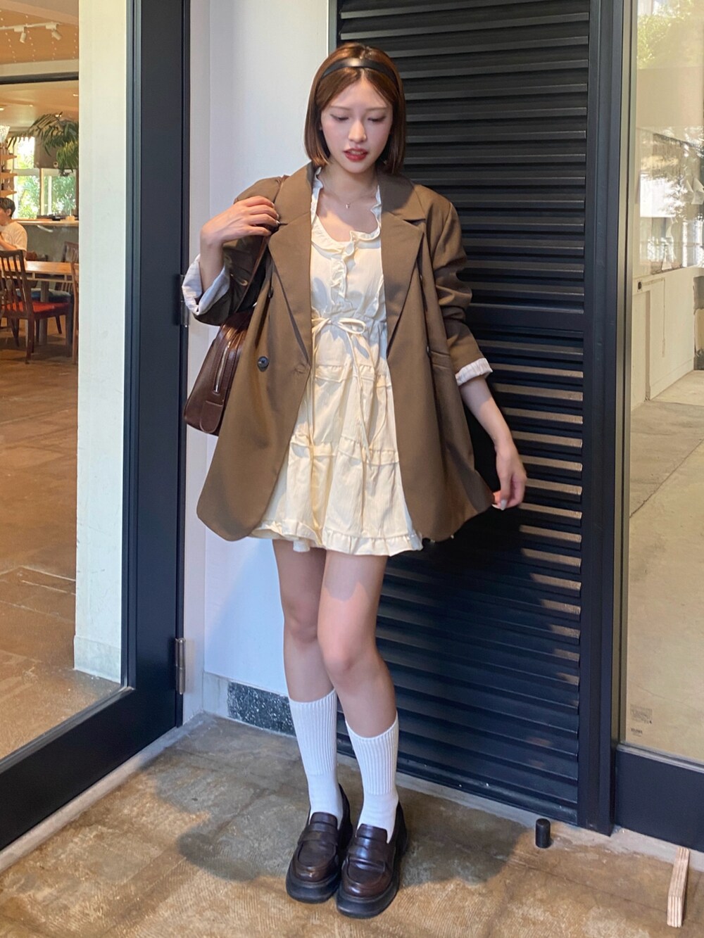 ホワイト系のワンピースを着用したレディースの夏コーディネートの2枚目の写真