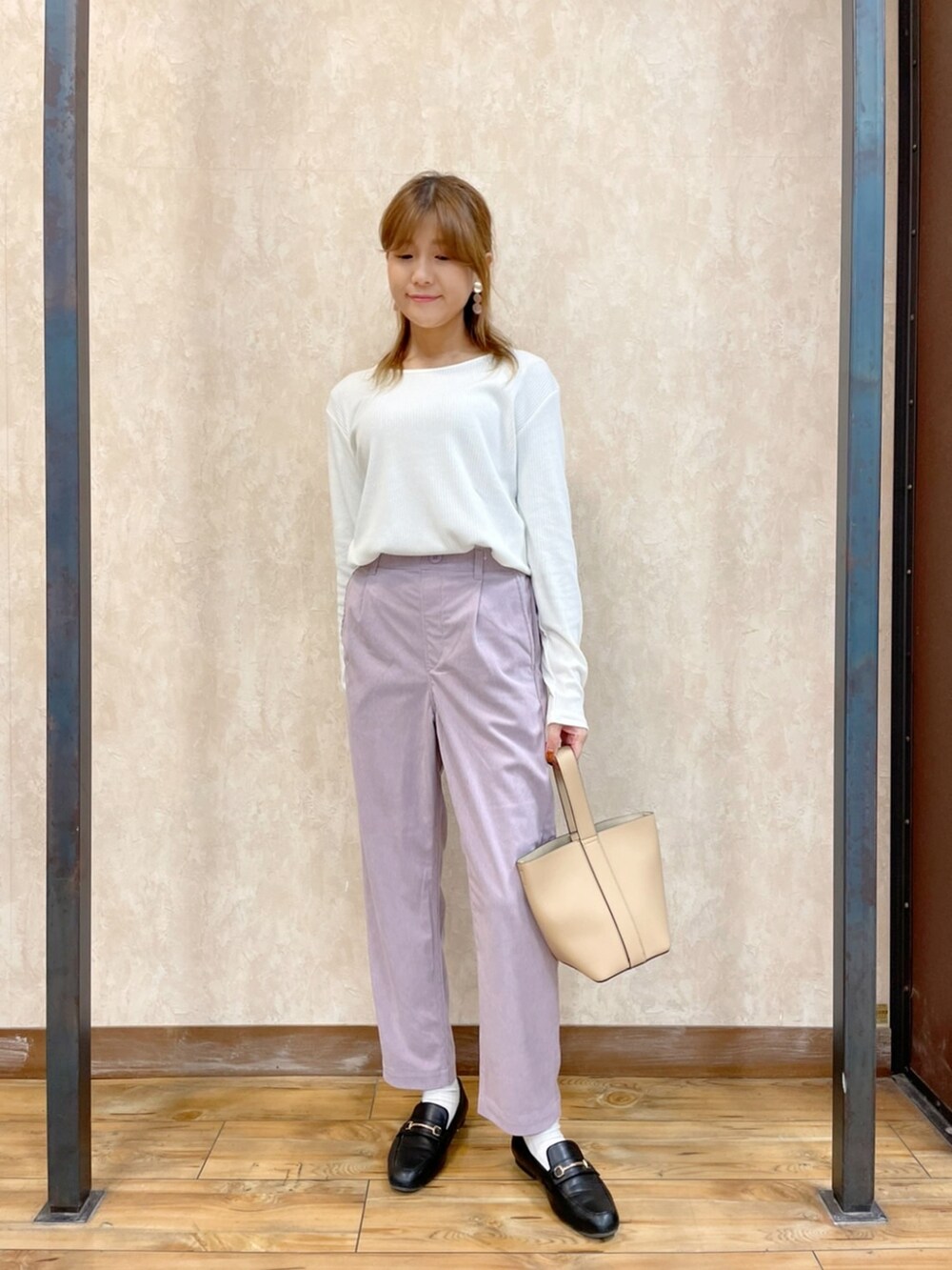 ホワイト系のTシャツ/カットソー、ホワイト系のカーディガン/ボレロ、ピンク系のパンツを着用したレディースの秋コーディネートの4枚目の写真