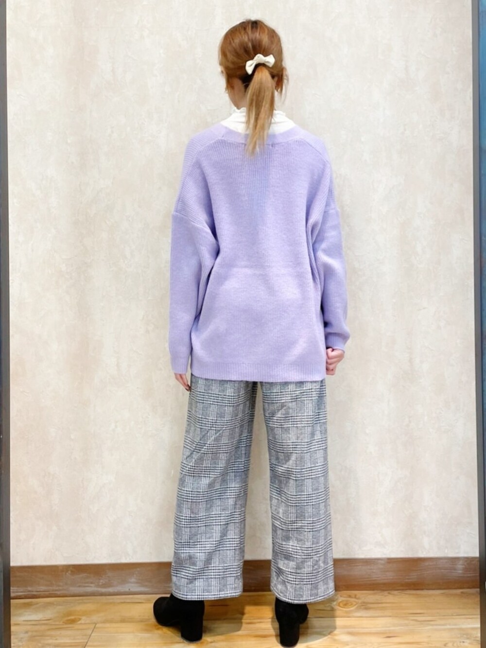 パープル系のカーディガン/ボレロ、ホワイト系のTシャツ/カットソー、ホワイト系のバッグを着用したレディースの秋コーディネートの5枚目の写真