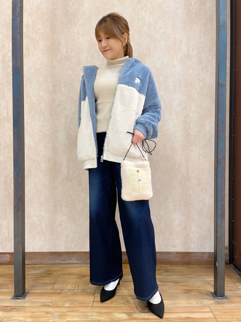 ブルー系のその他アウター、ホワイト系のニット/セーター、ブルー系のデニムパンツを着用したレディースの秋コーディネートの2枚目の写真