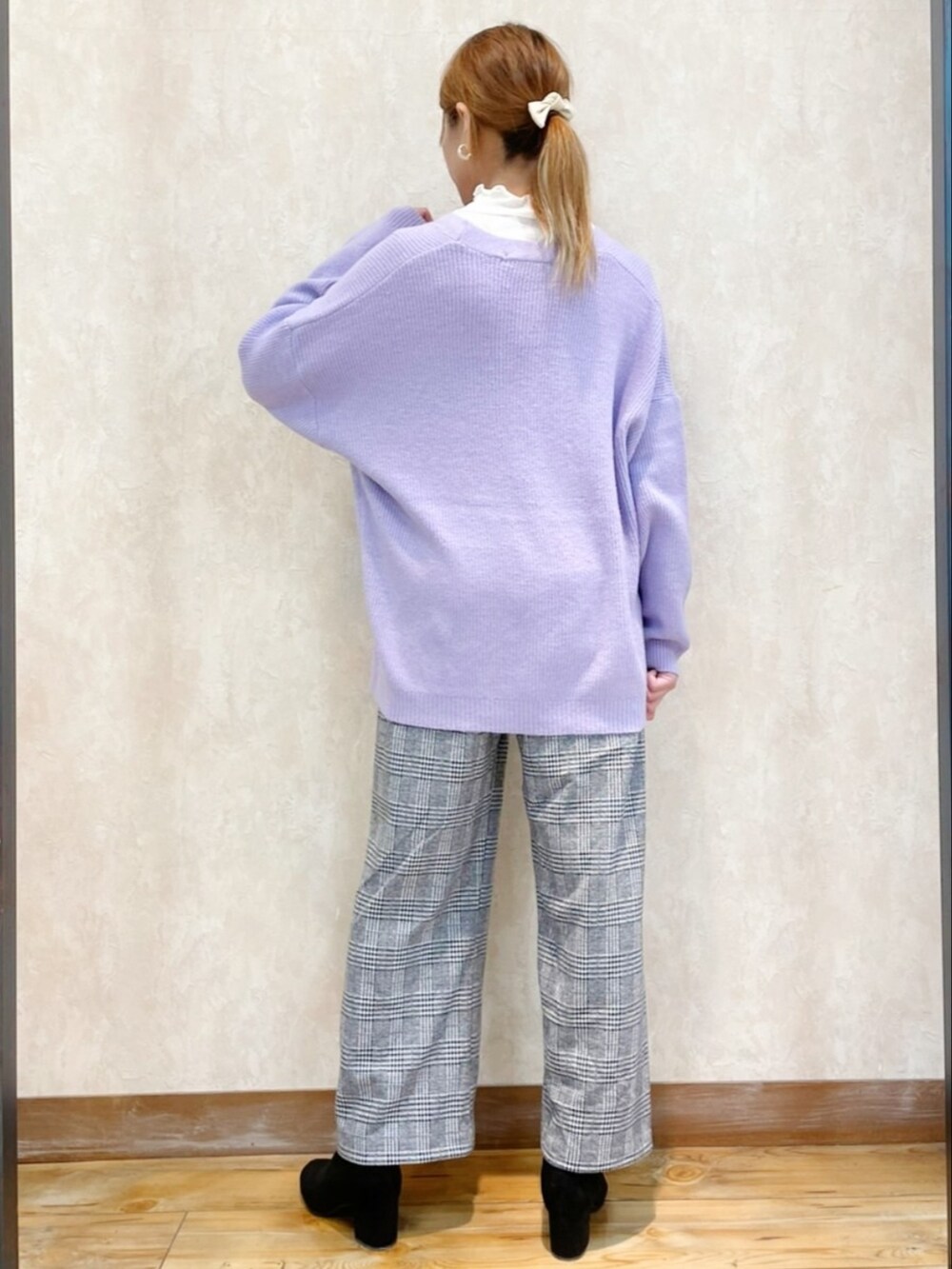 パープル系のカーディガン/ボレロ、ホワイト系のTシャツ/カットソー、ホワイト系のバッグを着用したレディースの秋コーディネートの4枚目の写真