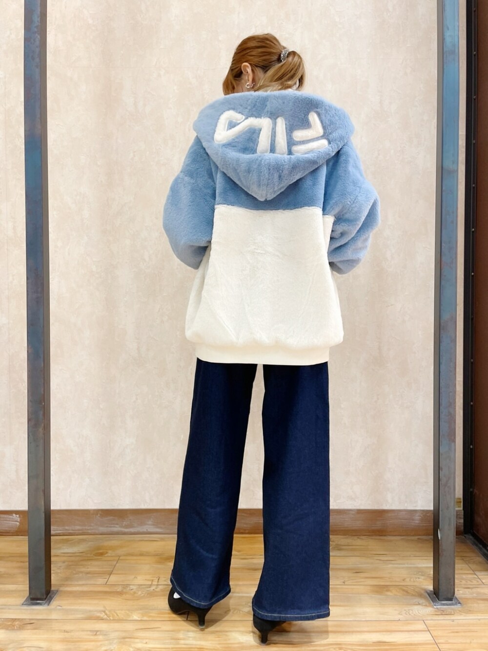 ブルー系のその他アウター、ホワイト系のニット/セーター、ブルー系のデニムパンツを着用したレディースの秋コーディネートの5枚目の写真