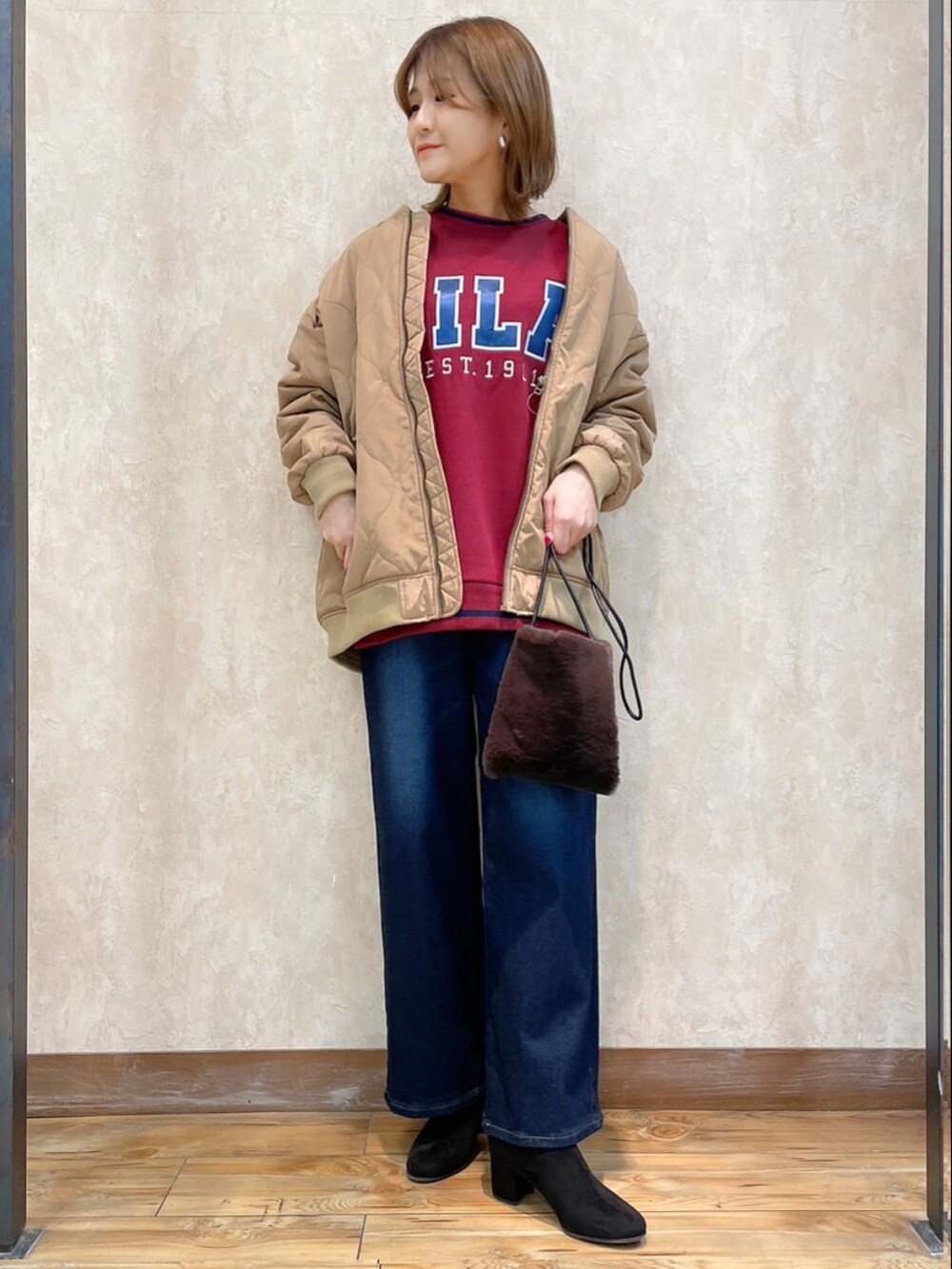 「ロゴスウェット、Right-on、ライトオン、カジュアル、カジュアルコーデ、今日のコーデ、おしゃれさんと繋がりたい、あったかコーデ、オトナカジュアル、あったかパンツ、SOMETHING、ワイドデニム、ワイドパンツ」｜「FILAの【FILA】カレッジロゴスウェット（スウェット、レッド系）」を使った、まあちゃみさん（レディース・164cm）の冬コーディネートの4枚目の写真
