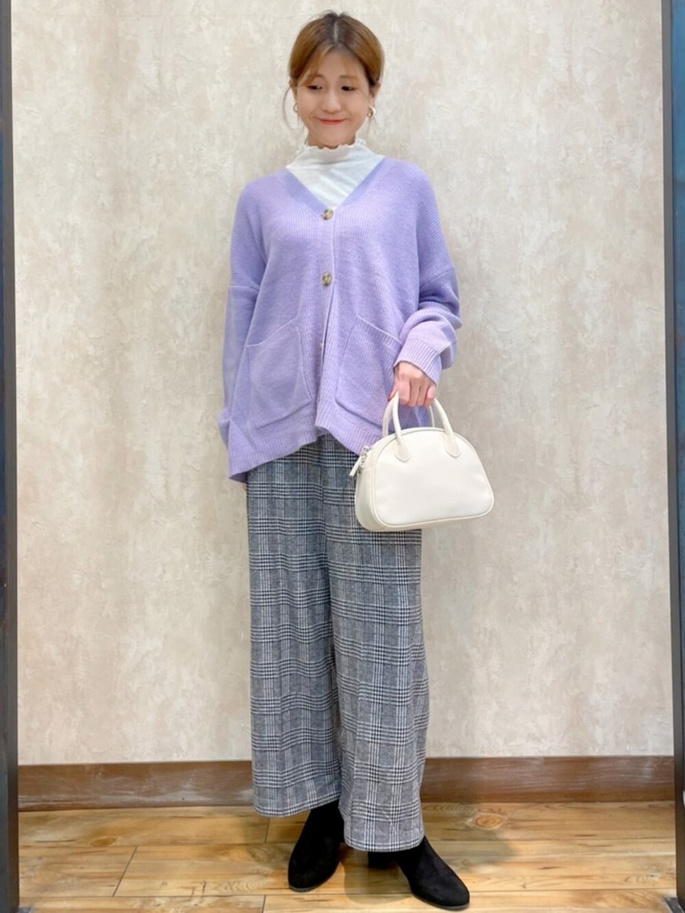 パープル系のカーディガン/ボレロ、ホワイト系のTシャツ/カットソー、ホワイト系のバッグを着用したレディースの秋コーディネートの2枚目の写真