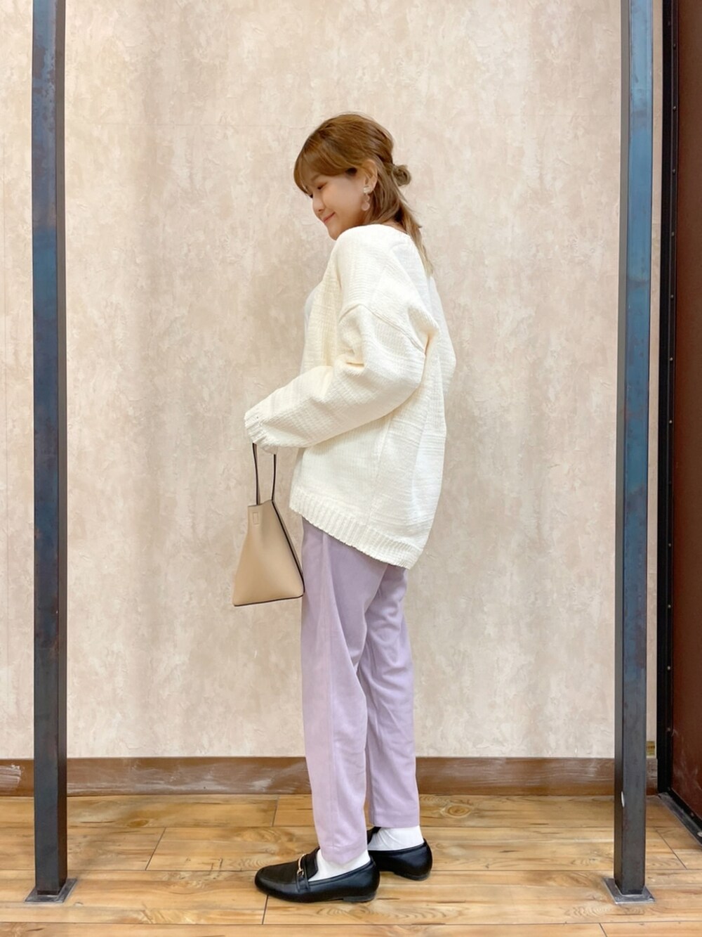 ホワイト系のTシャツ/カットソー、ホワイト系のカーディガン/ボレロ、ピンク系のパンツを着用したレディースの秋コーディネートの2枚目の写真