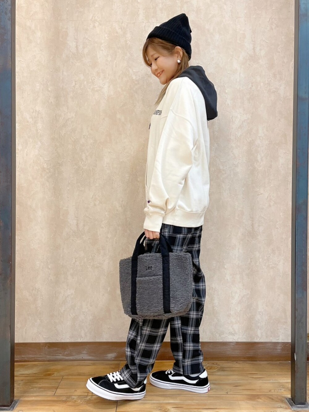 ホワイト系のパーカー、グレー系のトートバッグ、ブラック系のその他パンツを着用したレディースの冬コーディネートの5枚目の写真