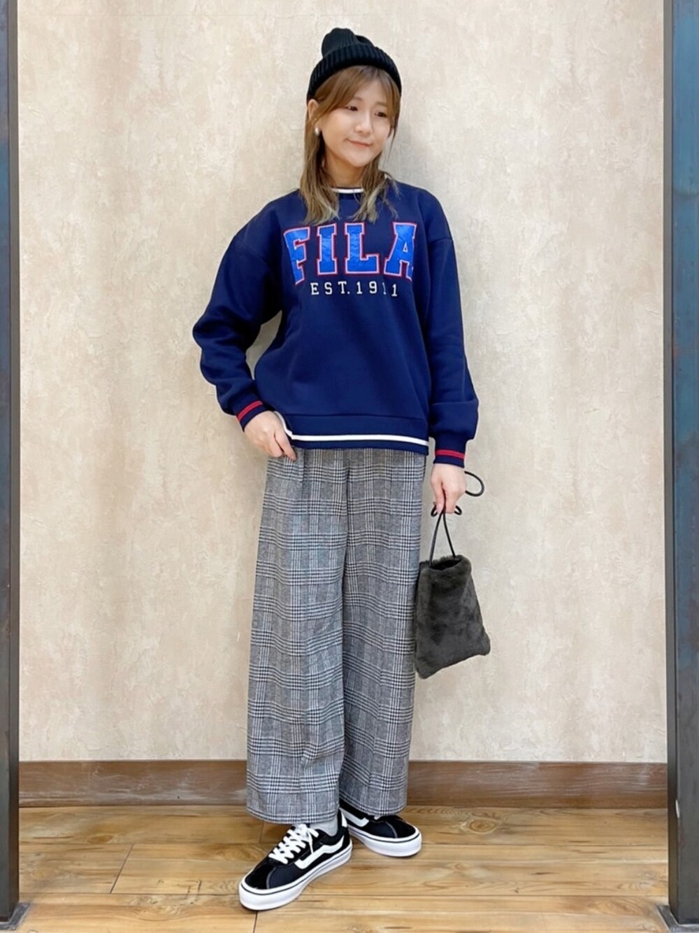 グリーン系のブルゾン、ブルー系のスウェット、ブラック系のスラックスを着用したレディースの冬コーディネートの5枚目の写真