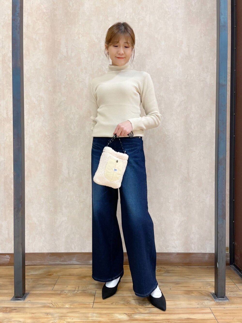 ブルー系のその他アウター、ホワイト系のニット/セーター、ブルー系のデニムパンツを着用したレディースの秋コーディネートの3枚目の写真