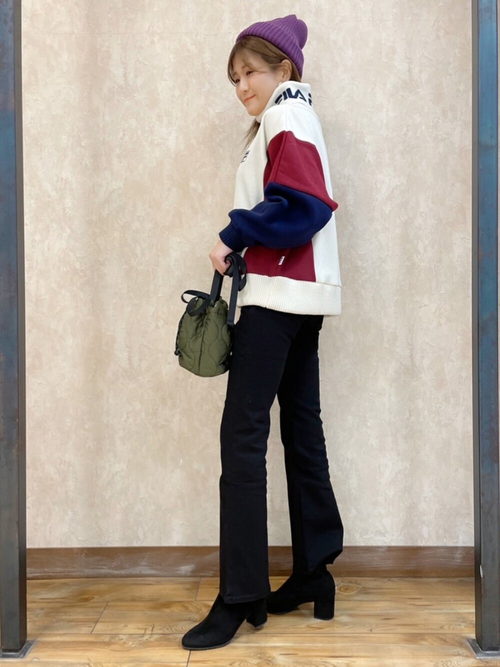 「シンプルコーデ、お洒落さんとつながりたい、FILA、Levi's、ブーツカットパンツ、ブラック、Right-on、ライトオン、ニット帽、スウェット」｜「HONEYSUCKLE ROSEの【HONEYSUCKLE ROSE】ＨＲムジカラーワッチ（ニットキャップ/ビーニー、パープル系）」を使った、まあちゃみさん（レディース・164cm）の冬コーディネートの4枚目の写真