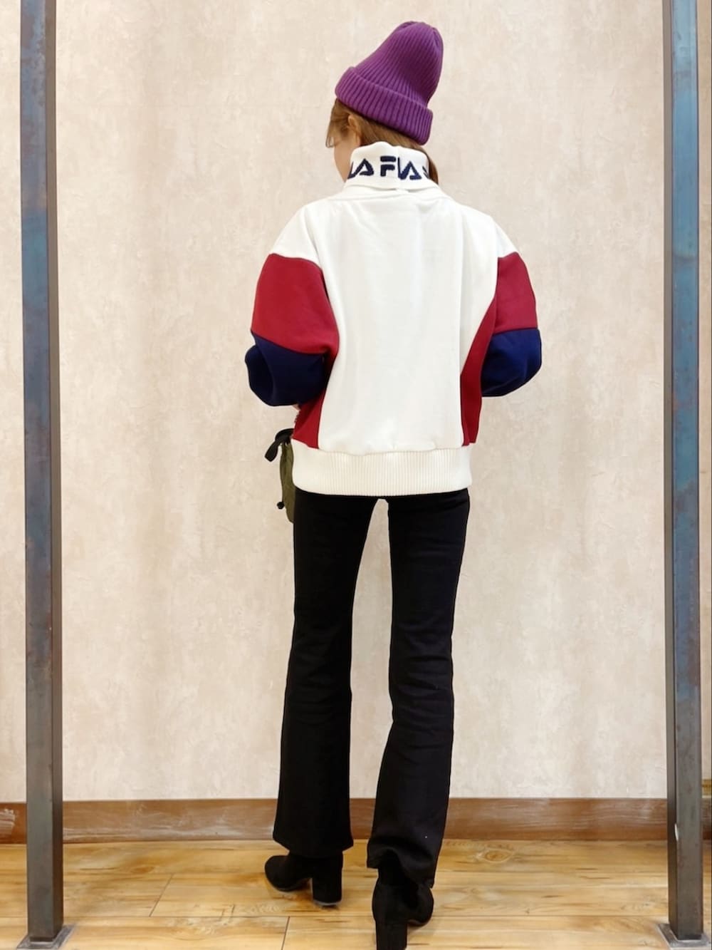 「シンプルコーデ、お洒落さんとつながりたい、FILA、Levi's、ブーツカットパンツ、ブラック、Right-on、ライトオン、ニット帽、スウェット」｜「HONEYSUCKLE ROSEの【HONEYSUCKLE ROSE】ＨＲムジカラーワッチ（ニットキャップ/ビーニー、パープル系）」を使った、まあちゃみさん（レディース・164cm）の冬コーディネートの5枚目の写真