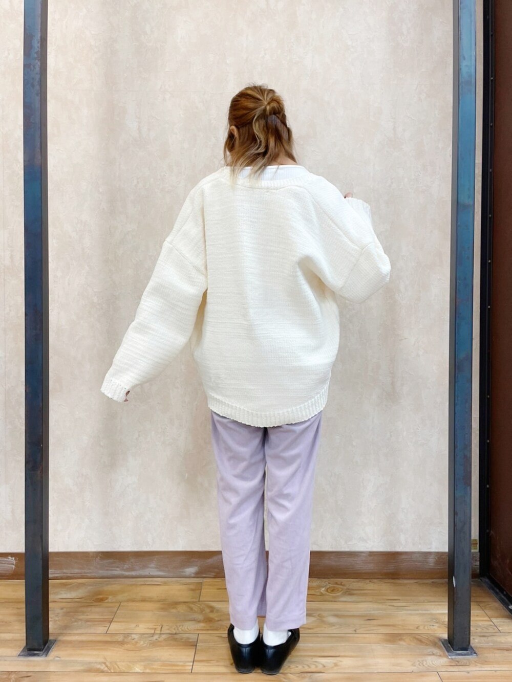 ホワイト系のTシャツ/カットソー、ホワイト系のカーディガン/ボレロ、ピンク系のパンツを着用したレディースの秋コーディネートの3枚目の写真