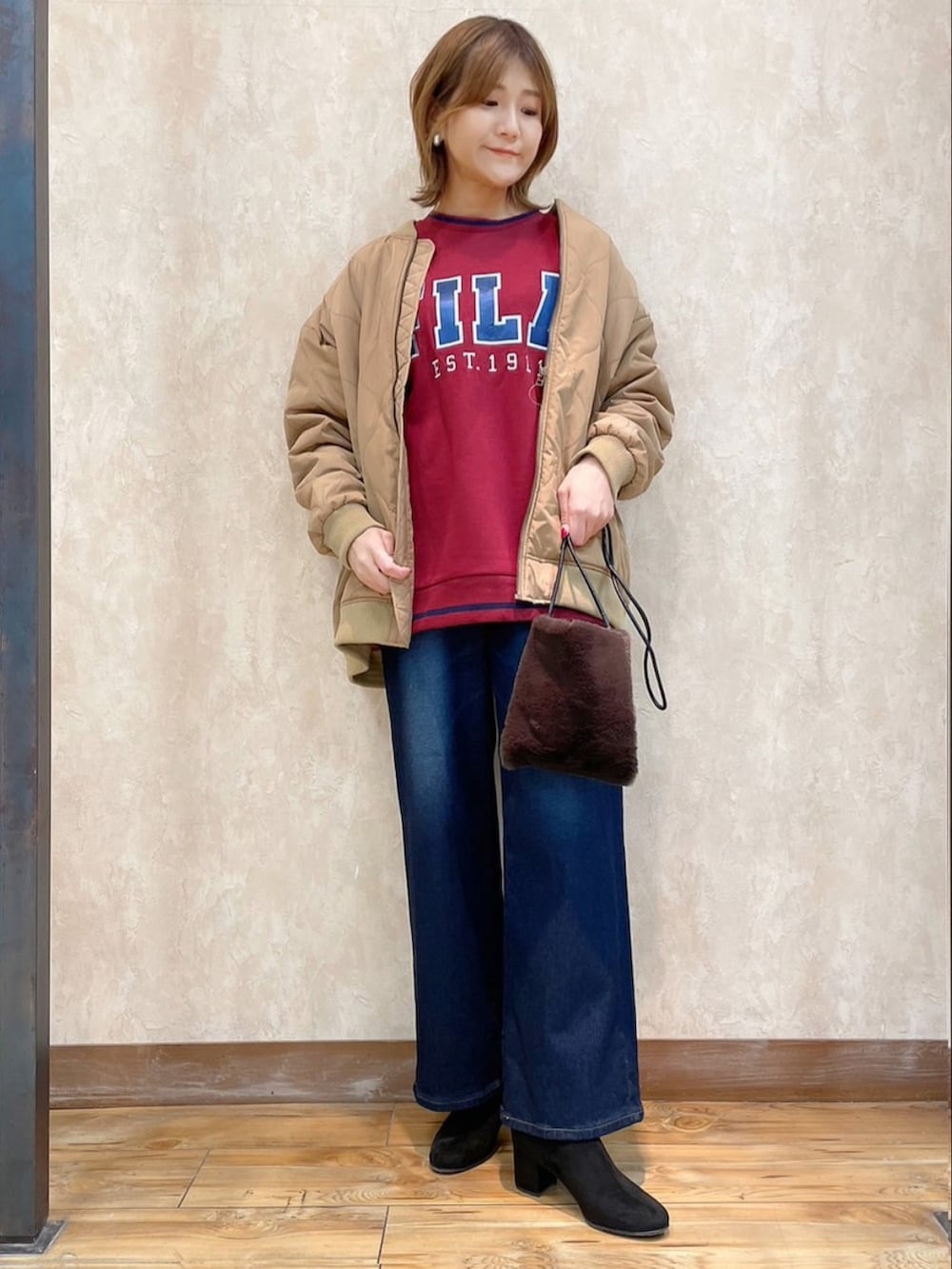 「ロゴスウェット、Right-on、ライトオン、カジュアル、カジュアルコーデ、今日のコーデ、おしゃれさんと繋がりたい、あったかコーデ、オトナカジュアル、あったかパンツ、SOMETHING、ワイドデニム、ワイドパンツ」｜「FILAの【FILA】カレッジロゴスウェット（スウェット、レッド系）」を使った、まあちゃみさん（レディース・164cm）の冬コーディネートの2枚目の写真