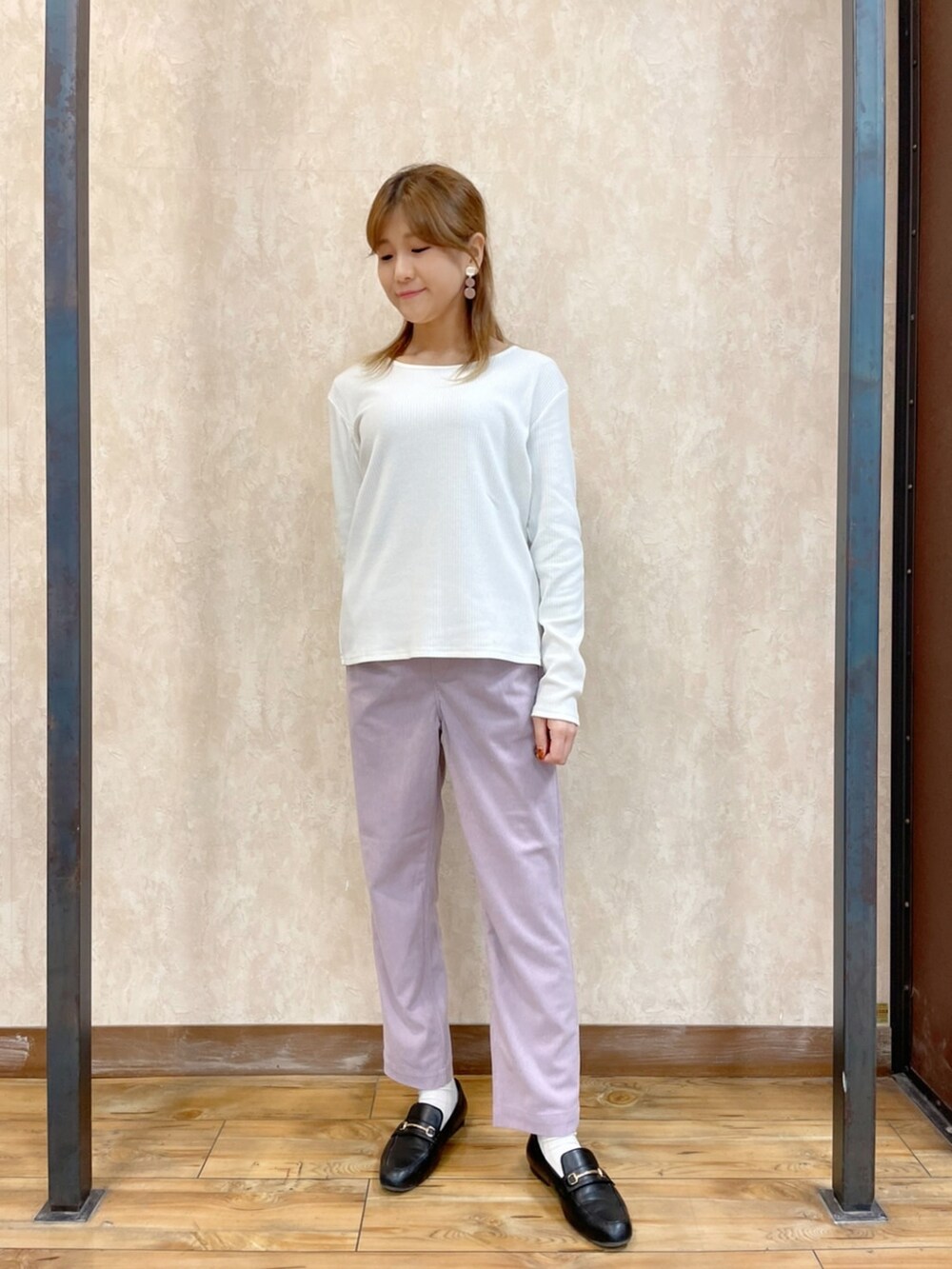 ホワイト系のTシャツ/カットソー、ホワイト系のカーディガン/ボレロ、ピンク系のパンツを着用したレディースの秋コーディネートの5枚目の写真