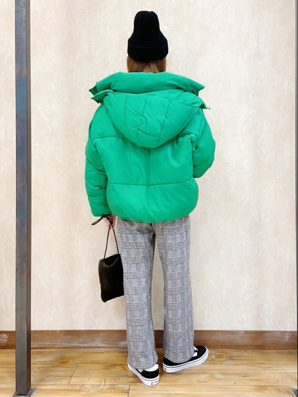 グリーン系のブルゾン、ブルー系のスウェット、ブラック系のスラックスを着用したレディースの冬コーディネートの4枚目の写真