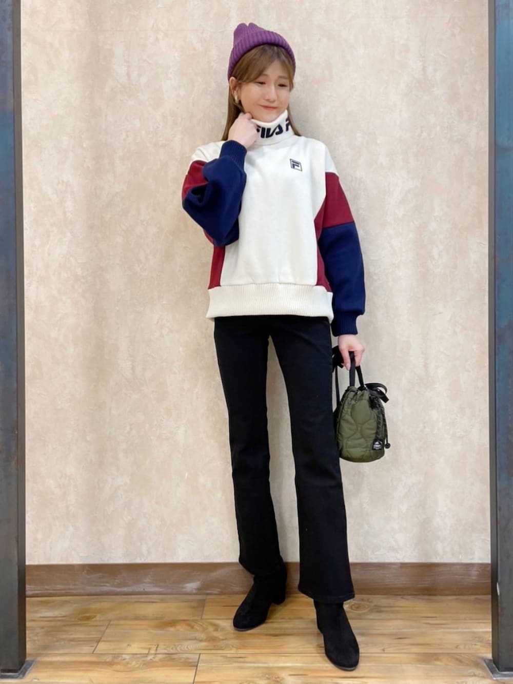 「シンプルコーデ、お洒落さんとつながりたい、FILA、Levi's、ブーツカットパンツ、ブラック、Right-on、ライトオン、ニット帽、スウェット」｜「HONEYSUCKLE ROSEの【HONEYSUCKLE ROSE】ＨＲムジカラーワッチ（ニットキャップ/ビーニー、パープル系）」を使った、まあちゃみさん（レディース・164cm）の冬コーディネートの2枚目の写真